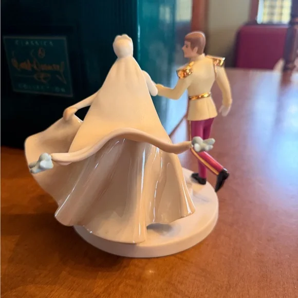 Elegant Porcelain Cinderella and Prince Charming Disney Cake Topper 1998 - Picture 2 of 5